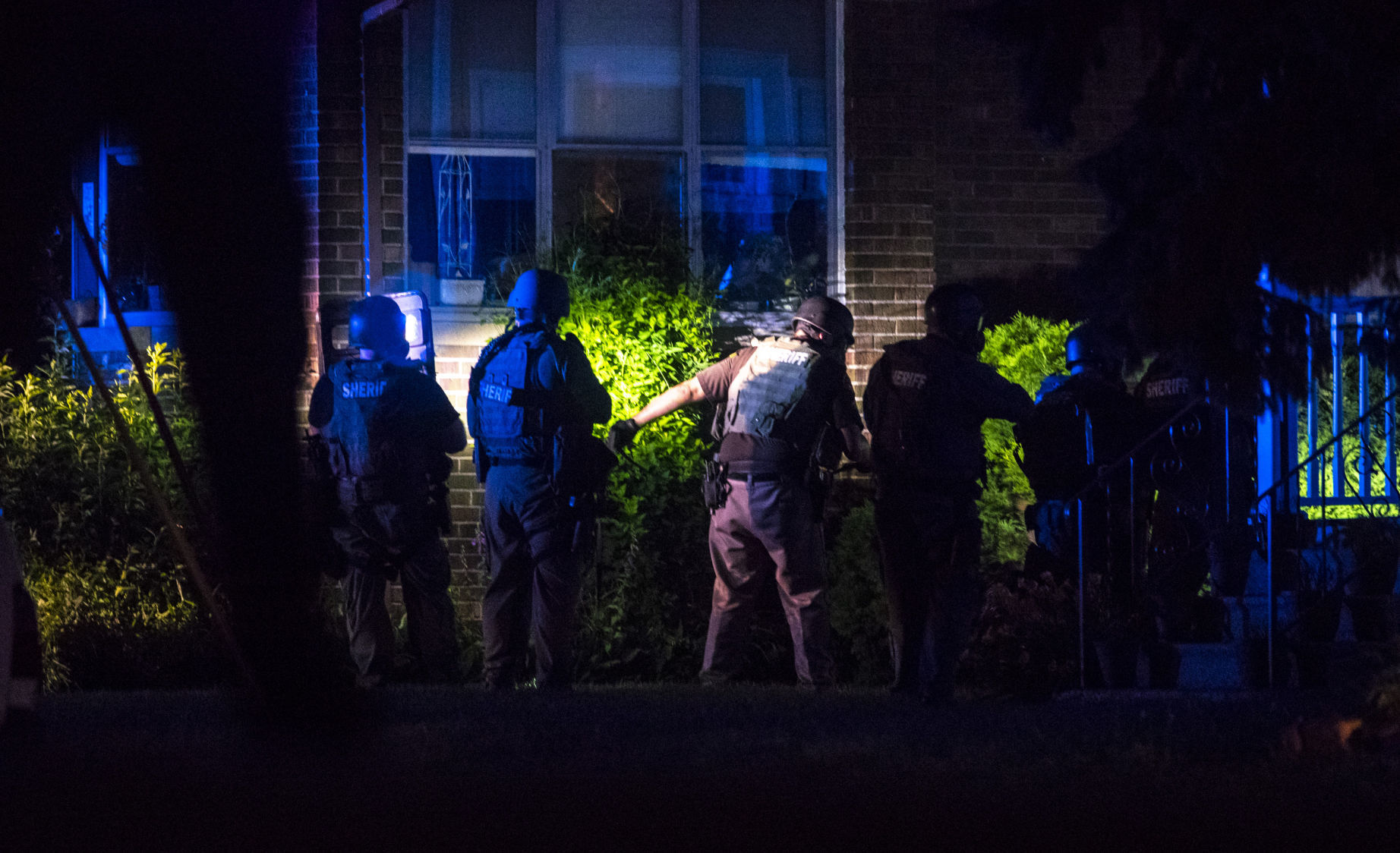 062318-qct-police-standoff-003